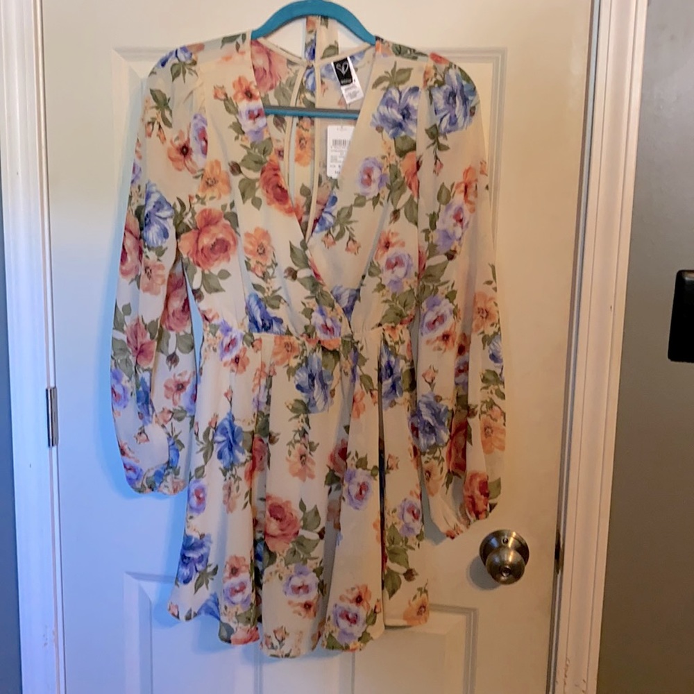 Super cute mini dress with belt/tie. Nwt!!!